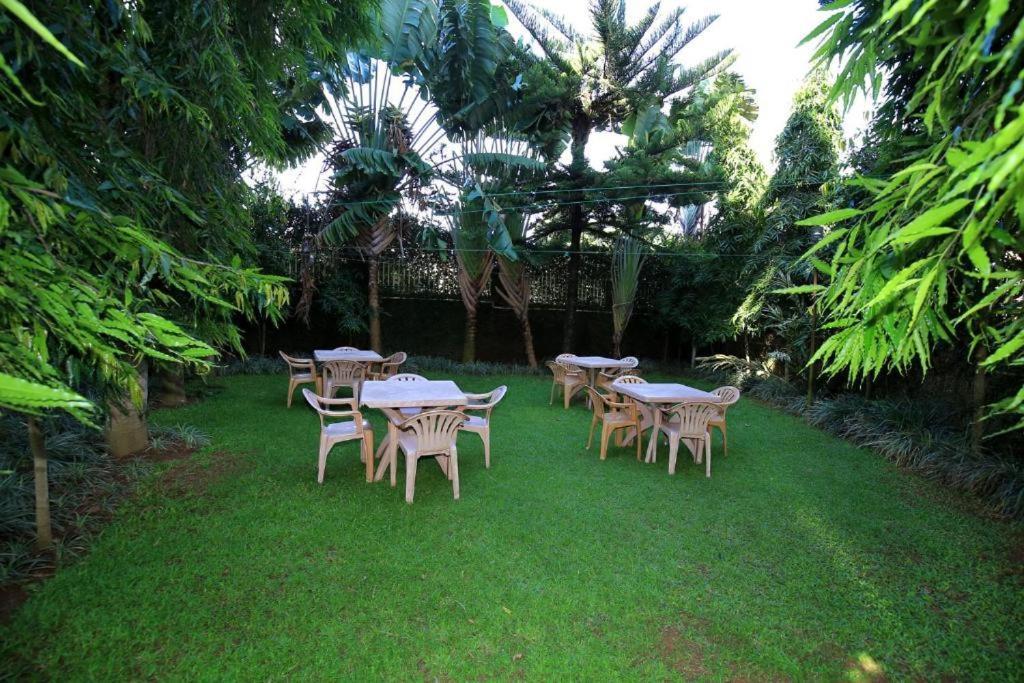 Discovery Courts Hotel Entebbe Exterior photo